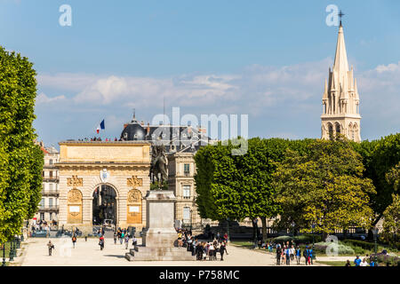 Montpellier, Frankreich. Blick auf die Promenade du Peyrou überfüllt mit Menschen, mit der Reiterstatue von Ludwig XIII., der Triumphbogen (Arc de Triomp Stockfoto