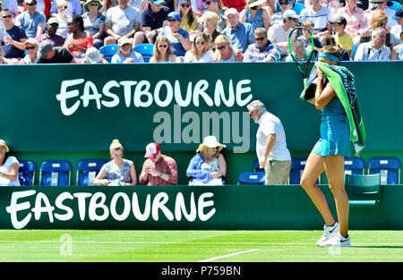 Aryna Sabalenka (BLR) Wandern auf Hof mit einem Handtuch während der Endrunde der Natur Tal International, Eastbourne zum 30. Juni 2018 Stockfoto