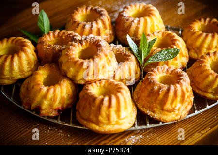 Süße Muffins Quark in Zucker Pulver auf den Tisch Stockfoto