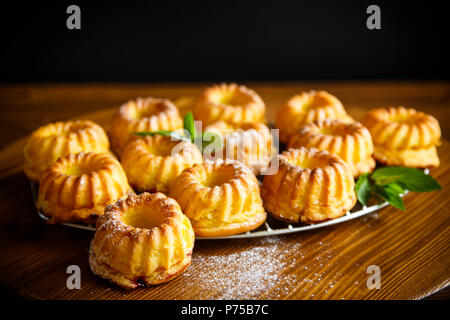 Süße Muffins Quark in Zucker Pulver auf den Tisch Stockfoto