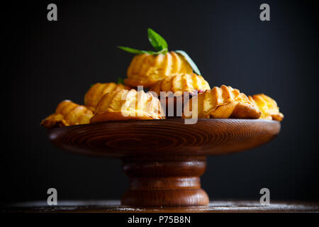 Süße Muffins Quark in Zucker Pulver auf den Tisch Stockfoto