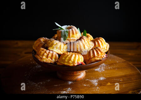 Süße Muffins Quark in Zucker Pulver auf den Tisch Stockfoto