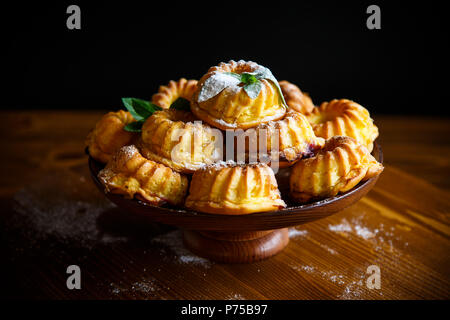 Süße Muffins Quark in Zucker Pulver auf den Tisch Stockfoto