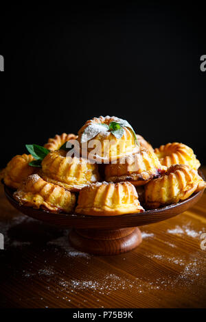 Süße Muffins Quark in Zucker Pulver auf den Tisch Stockfoto