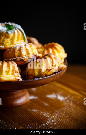Süße Muffins Quark in Zucker Pulver auf den Tisch Stockfoto
