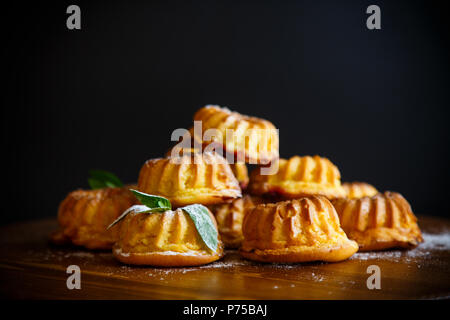 Süße Muffins Quark in Zucker Pulver auf den Tisch Stockfoto