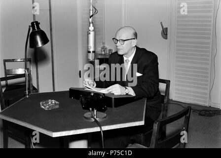 Präsidentschaftskandidat (später Präsident) Urho Kekkonen sprechen über das Radio, 1956. YLE Stockfoto