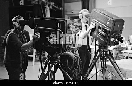 Der Bediener der Kamera Kauno tamvision Peltola, Studio Director Raimo Mikkola und Bediener der Kamera Tuomo Kurikka Film eine Fernsehsendung an Frenckell's Studio in Tampere. Stockfoto