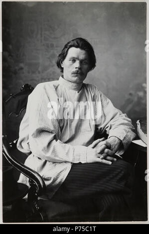 Portrait von Maxim Gorki in einem Sessel sitzend tragen ein helles Shirt Stockfoto