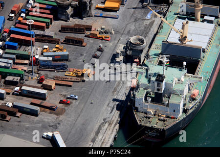 Schiff im Hafen von Accra, Ghana entladen Stockfoto