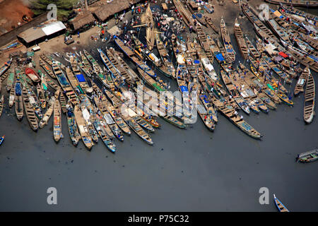 Das Entladen der Fang des Tages von Fischerboote in Accra, Ghana Stockfoto