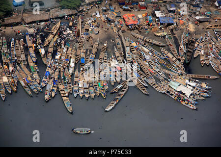 Das Entladen der Fang des Tages von Fischerboote in Accra, Ghana Stockfoto