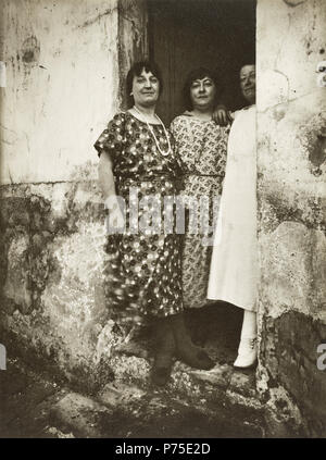 120 Eugène Atget, Drei Prostituierte, rue Asselin, 1924-25. Stockfoto