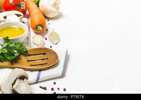 Essen kochen Hintergrund. Frisches Gemüse, Gewürze und Pilzen auf weißem Hintergrund. Stockfoto