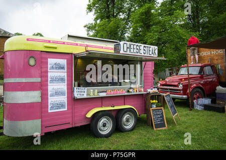 Food and Drink Festival Althorp Grounds Northamptonshire UK-Schild Van Pink Black Bart Schild LKW Cidre Hog Fahrzeugpersonal wartet auf Kunden Stockfoto