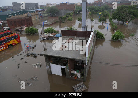 Pakistanische Einwohner von China Regelung durch Überflutete Straße nach dem heftigen Monsunregen in Lahore. Die laufenden vormonsun Regen spell hat wieder einmal schlagen die Stadt. Mindestens 6 Menschen wurden getötet, viele im Regen - Vorfälle verletzt. Gnadenlos als 238 mm Regen weitere drei Stunden den größten Teil der Stadt, die sich in den schlimmsten Staus sowie ernsthafte Unannehmlichkeiten für die Bürger überschwemmt. Das Met Office hat gesagt, dass aufgrund der hohen Druck Monsun Ströme durchdringen im Land, die Punjab Hauptstadt sowie anderen Städten, weiterhin Regen für die nächsten zwei zu erhalten d Stockfoto