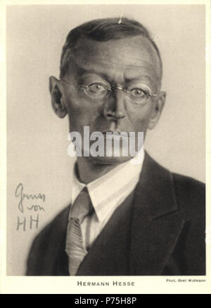 Englisch: 4 x 6 Postkarte mit Foto von deutschen Autor Hermann Hesse in einem Kopf und Schultern unterzeichnet darstellen. Foto von Gret Widmann. Durch Hessen Fett Bleistift auf eine helle Fläche des Hintergrund unterzeichnet", Gruss von H H'. Vor 1931 140 Hermann Hesse Autogramm Foto Gret Widmann Stockfoto