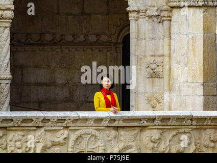 Lissabon, Portugal - April 4, 2018: Unbekannter asiatische Frau steht und beobachtet die majestätischen Hieronymus-Kloster in Lissabon, Portugal Stockfoto