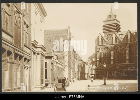 . Nederlands: Nieuwstraat. Nederlands: Gezicht op Nieuwstraat met zicht Op de Hooglandse Kerk en accijnshuisjes. 1. Januar 1860 173 Obreen, Henri Guillaume Arnaud Nieuwstraat ErfgoedLeiden LEI 001005333 Stockfoto