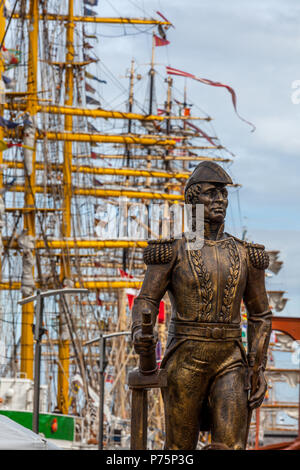 Eine Bronzestatue des Gründers der argentinische Marine Irischen geboren Admiral William Brown auf Sir John rogerson's Quay, Liffey Dublin Irland Stockfoto