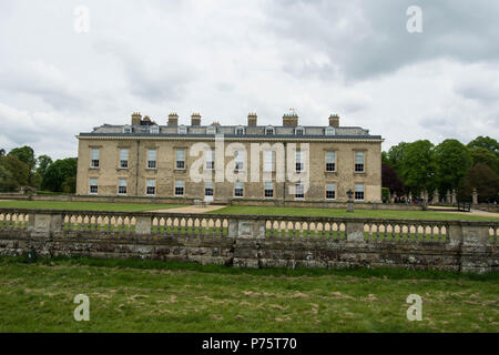 Essen und Trinken Festival Althorp Northamptonshire Althamptonshire historisches Haus Place Spencer Schlafwand Stein Gras Kamin Schwarze Wolken Wände Stockfoto