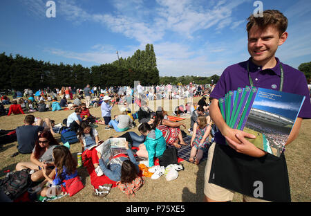 Ein Programm Verkäufer zu Beginn von Tag drei der Wimbledon Championships in der All England Lawn Tennis und Croquet Club, Wimbledon. Stockfoto