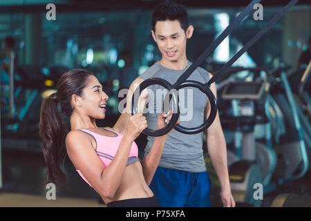 Passende Frau tun ring Bizeps Übung während der Functional Training curl Stockfoto