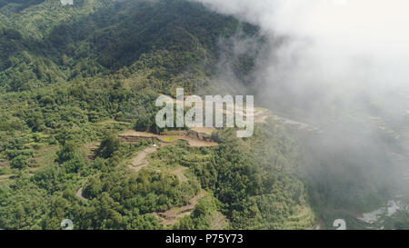 Luftaufnahme von Reis Terrassen an den Hängen der Berge, Banaue, Philippinen. Anbau von Reis in den Norden Batad. Berge bedeckt Wald, Bäume. Die philippinischen Kordilleren. Stockfoto