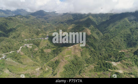 Luftaufnahme von Reis Terrassen an den Hängen der Berge, Banaue, Philippinen. Anbau von Reis in den Norden Batad. Berge bedeckt Wald, Bäume. Die philippinischen Kordilleren. Stockfoto