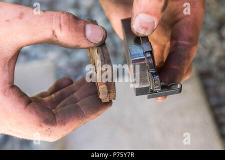 Auto Bremsbeläge - verschlissenen Bremsbelag neben neue Bremsbeläge Stockfoto