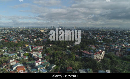 Luftaufnahme von Manila Stadt mit Wolkenkratzern und Gebäuden. Philippinen, Luzon. Antenne Skyline von Manila. Stockfoto