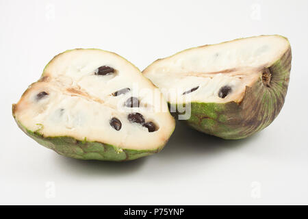 Chirimoya halbiert auf weißem Hintergrund Stockfoto
