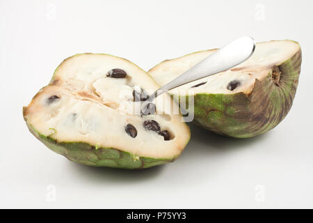 Chirimoya halbiert auf weißem Hintergrund Stockfoto