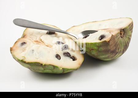 Chirimoya halbiert auf weißem Hintergrund Stockfoto