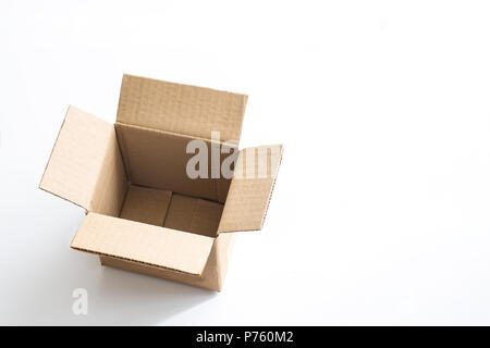 Leeren Karton gegen einen hellen weißen Hintergrund isoliert Stockfoto