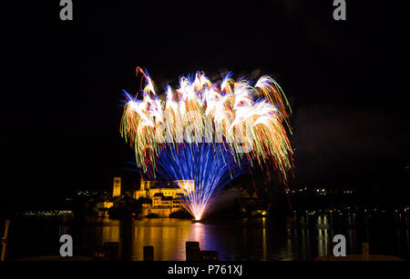 Feuerwerk auf den Ortasee. Piemont, Italien Stockfoto