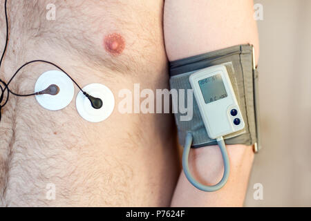 Holter Gerät überwachen und tägliche Blutdruck Recorder auf die menschliche Stockfoto