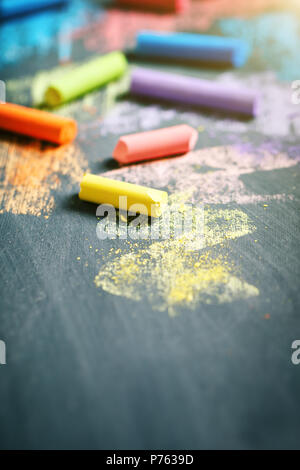 Bunte Kreide an die Tafel, Zeichnung. Zurück zu Hintergrund Schule. Stockfoto