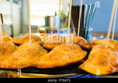 Mehrere spanische Tapas genannt Pintxos des Baskenlandes Stockfoto