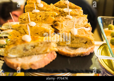 Mehrere spanische Tapas genannt Pintxos des Baskenlandes Stockfoto