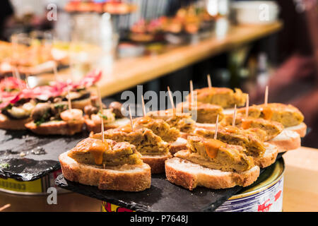 Mehrere spanische Tapas genannt Pintxos des Baskenlandes Stockfoto