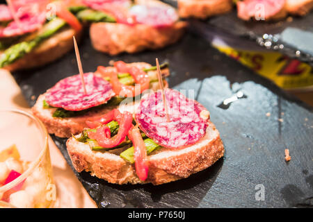 Mehrere spanische Tapas genannt Pintxos des Baskenlandes Stockfoto