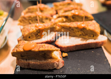 Mehrere spanische Tapas genannt Pintxos des Baskenlandes Stockfoto