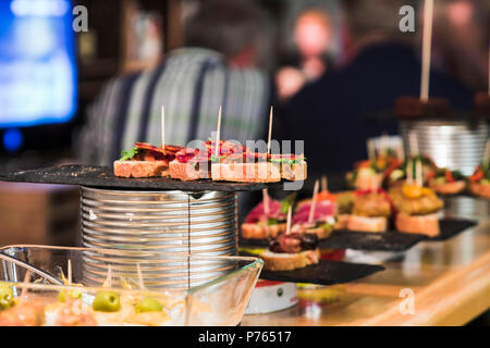 Mehrere spanische Tapas genannt Pintxos des Baskenlandes Stockfoto