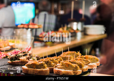 Mehrere spanische Tapas genannt Pintxos des Baskenlandes Stockfoto