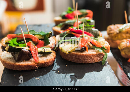 Mehrere spanische Tapas genannt Pintxos des Baskenlandes Stockfoto