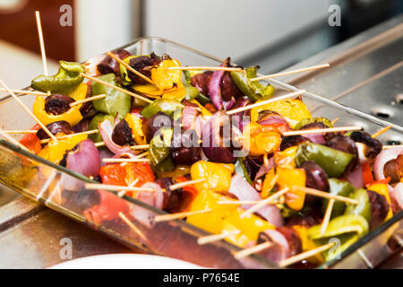 Mehrere spanische Tapas genannt Pintxos des Baskenlandes Stockfoto