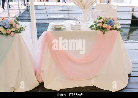 Dekoration einer Hochzeitsfeier in frische Blumen. Tabelle für Freunde bei einer Hochzeit Stockfoto