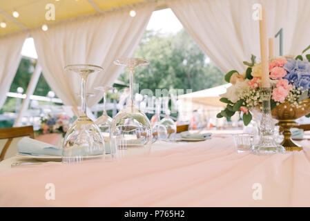 Hochzeit Blumen und festliche Situation. Dekoration von einen Tisch für die Gäste bei einer Hochzeit Stockfoto