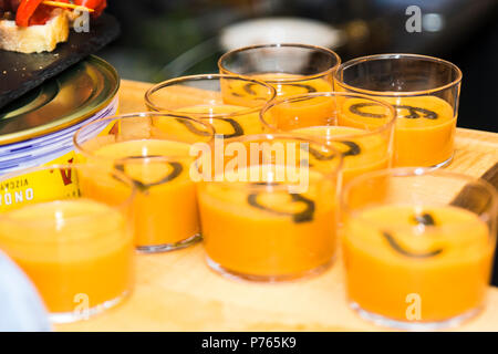 Mehrere spanische Tapas genannt Pintxos des Baskenlandes Stockfoto